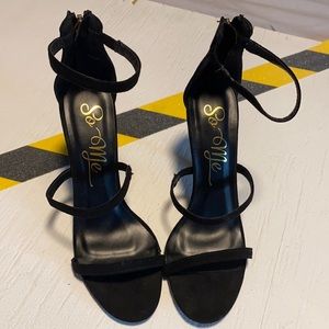 Fashion nova So Me black strap heels 👠